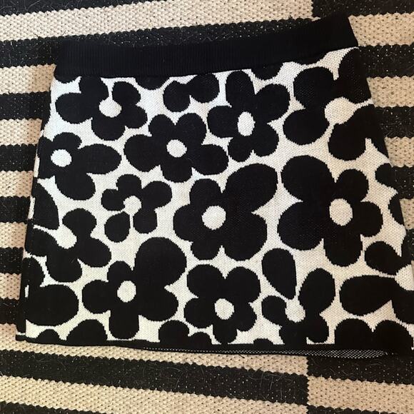 Two retro floral mini skirts - Picture 3 of 10